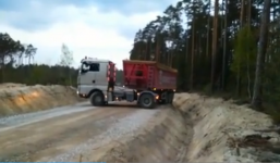 Màn quay đầu xe tải 'không tưởng' trên đường hẹp